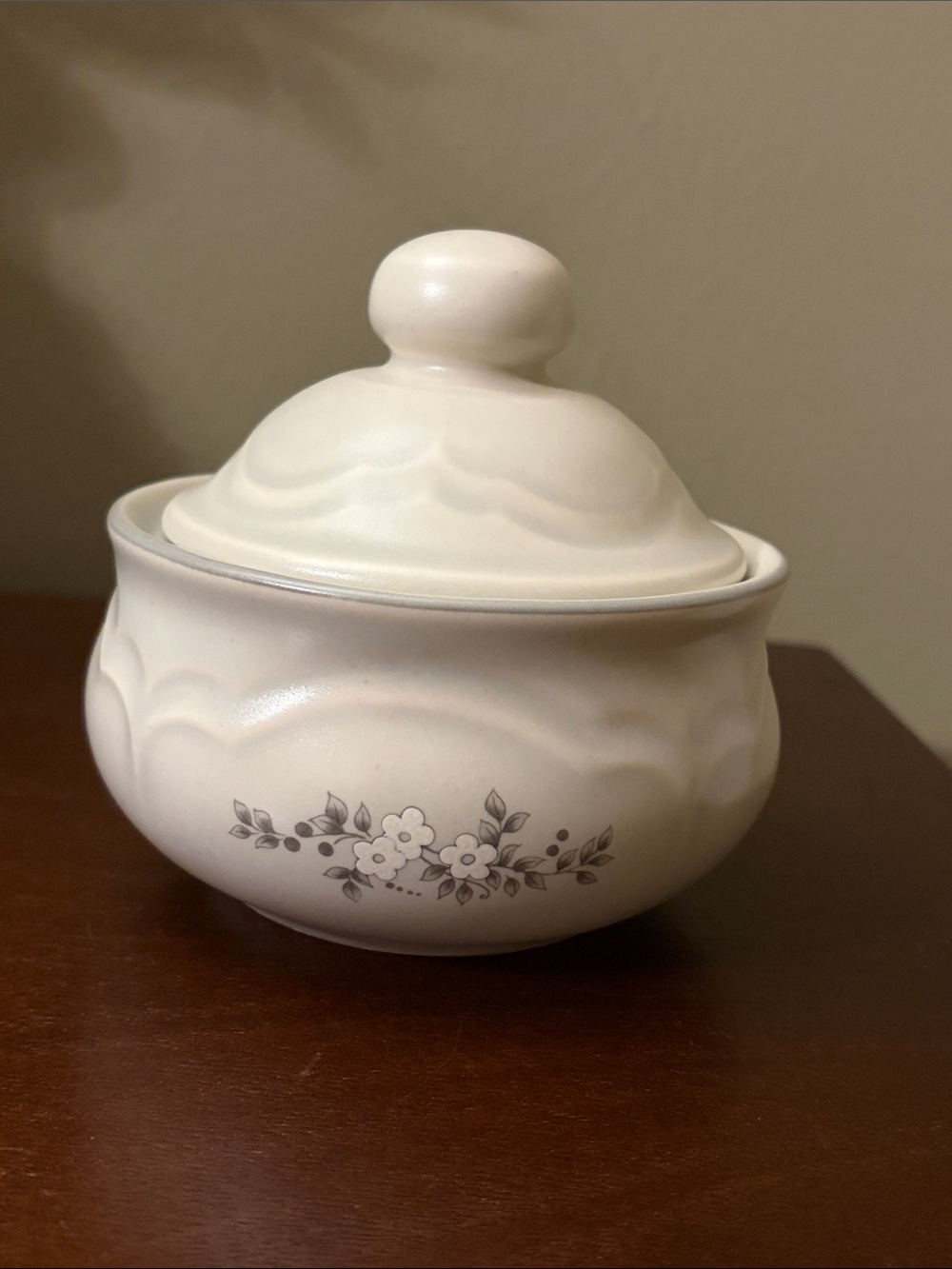 Vintage Pfaltzgraff Heirloom Sugar Bowl with Lid 1980’s Gray Floral Leaf EUC!!